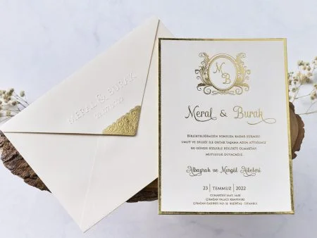 Invitatii nunta albe cu model auriu clasic si personalizare 15 x 21.5 cm