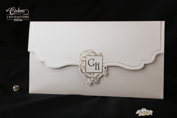 Invitatie carton sidefat model plic plic alb cu margine aurie