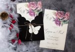 Invitatii nunta crem negre flori roz si fluturas 13.5 x 20.7 cm