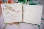 Invitatii nunta aurii fluturas pietricele plic sigiliu ceara 19.7 x 19.8 cm