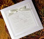 Invitatii nunta albe accesorizate cu panglica si perla 15 x 15 cm