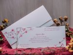 Invitatii nunta cu margini argintii şi flori de cireş 11 x 25.7 cm
