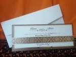 Invitatii nunta model baroc auriu 10.5 x 26 cm