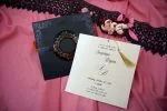 Invitatii nunta alb negre cu model auriu clasic 19 x 18.8 cm
