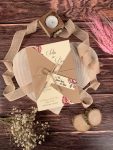 Invitatii nunta cu striatii fine si model floral fundita si eticheta 11.5 x 17 cm