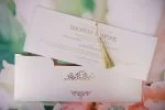 Invitatii nunta albe ciucuri aurii matase text personalizat 27 x 9.8 cm