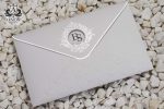 Invitatii nunta gri cu model relief si decupaj detalii argintii plic lucios si sigiliu ceara 23 x 15 cm