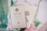Invitatii nunta carton lucios striatii margini aurii 16 x 24 cm