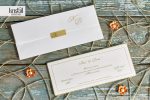 Invitatii nunta albe cu margini rotunjite aurii si sigiliu 24 x 10 cm