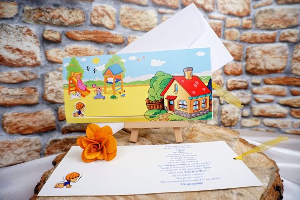 Invitatii botez dintr-un carton lucios cu bebe decupat 10 x 21.5 cm