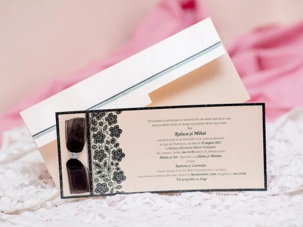 Invitatii nunta crem elegante model floral negru 10.5 x 24.5 cm