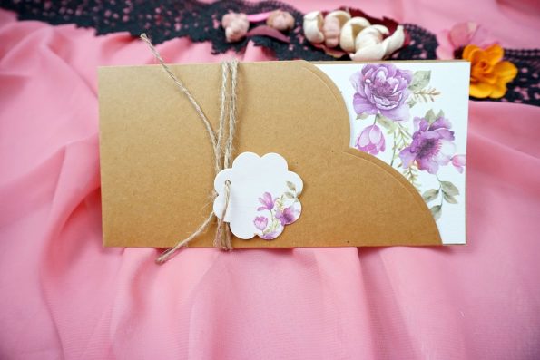 Invitatii nunta carton mat crem cu model floral si snur 21 x 10.5 cm