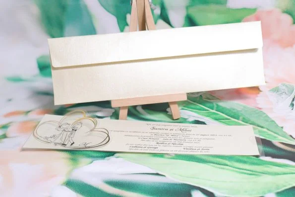 Invitatii nunta carton sidefat folie transparenta decupaj inimioara doua miri 6.5 x 24.5 cm