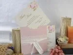 Invitatii nunta plic roz si model trandafiri 16 x 16 cm