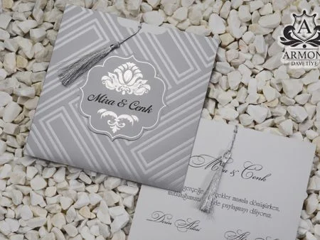 Invitatii argintii sidefate eticheta si ciucuras matase 18 x 18 cm