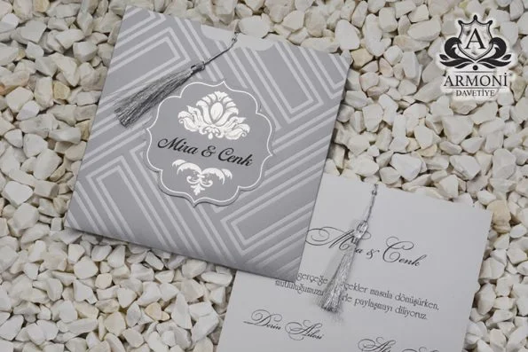 Invitatii argintii sidefate eticheta si ciucuras matase 18 x 18 cm
