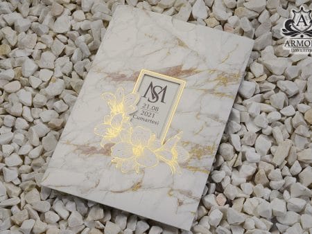 Invitatii nunta auriu cu buzunar si detaliu floral 16 x 23 cm