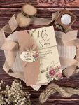 Invitatii nunta carton lucios steatii fine model floral fundita sfoara cartonas 11.5 x 17 cm