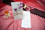 Invitatii nunta albe cu flori lila 22 x 10.5 cm