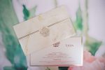 Invitatii nunta carton sidefat cu striatii si marginii aurii 23.7 x 13.8 cm