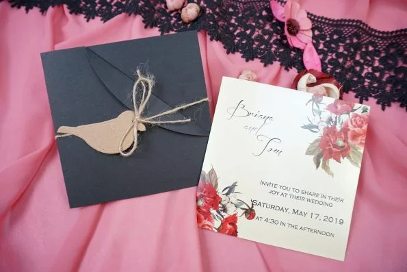 Invitatii nunta plic negru sccesorizat cu sfoara 16 x 16 cm