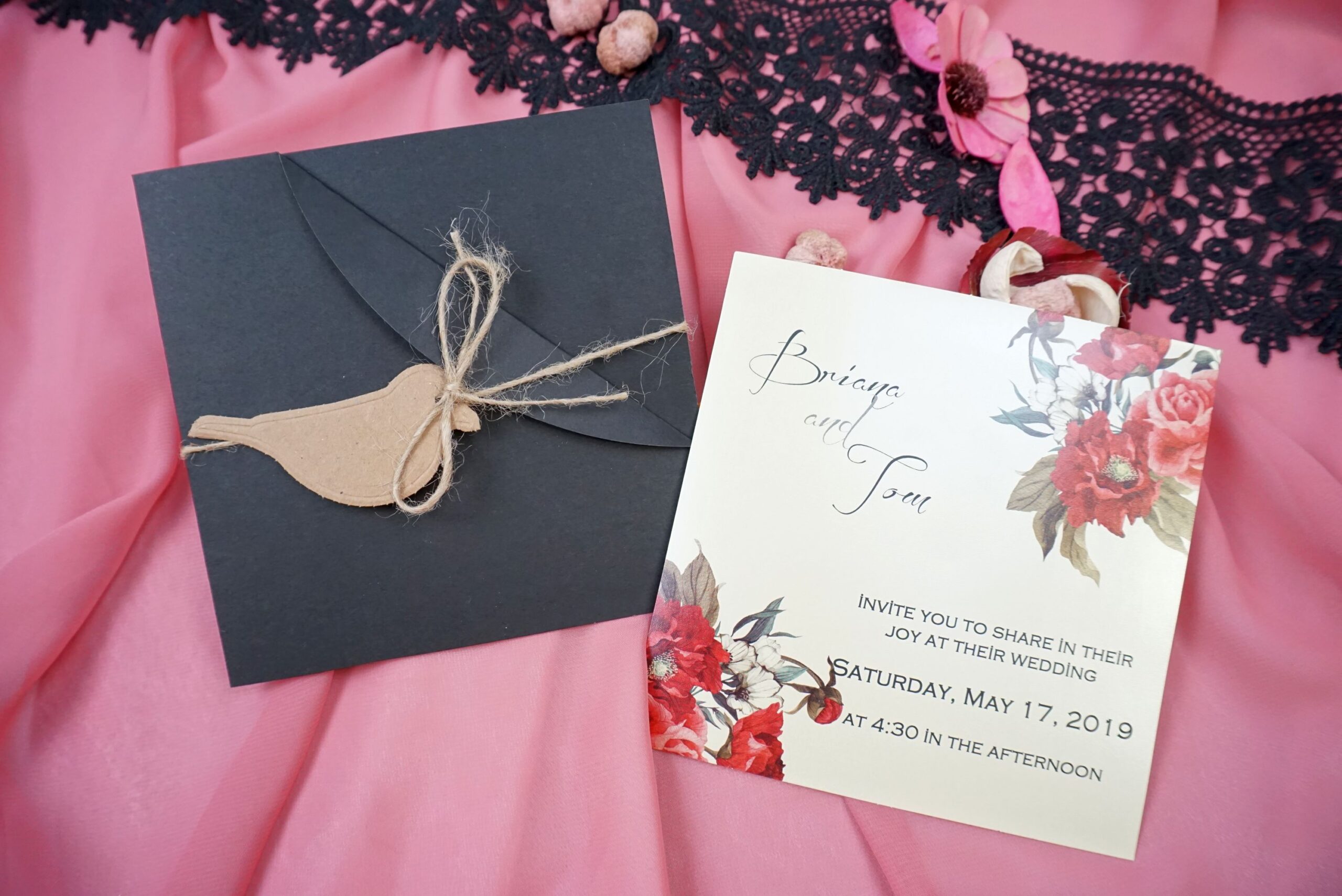 Invitatii nunta plic negru sccesorizat cu sfoara 16 x 16 cm Invitatii nunta plic negru sccesorizat cu sfoara 16 x 16 cm