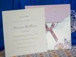 Invitatii de nunta din carton mat cu model floral si fluturas si fundita pentru nume familii 17 x 17 cm