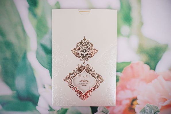 Invitatii nunta carton lucios striatii margini aurii 16 x 24 cm