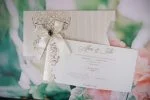 Invitatii nunta linii si elegante aurii fundita cu pietricica 24 x 11.7 cm