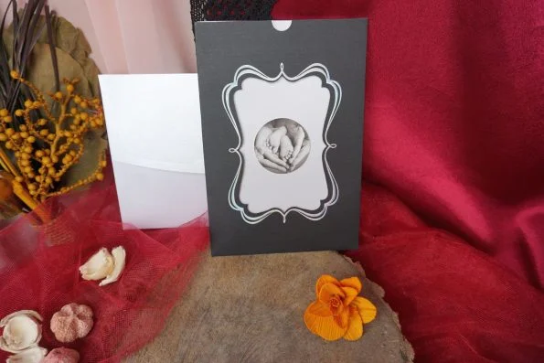 Invitatii nunta carton argintiu relief figurina sidefata plic inclus 13 x 19 cm