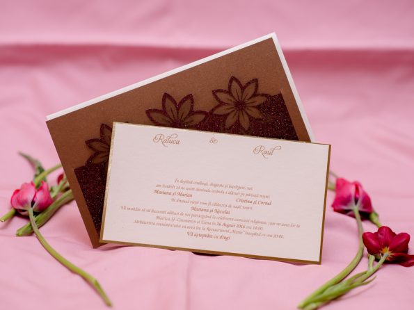Invitatii nunta cu motive florale în relief şi folie transparentă. 13 x 23 cm