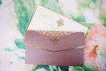 Invitatii nunta carton mat cu striatii si model auriu 23.5 x 13.8 cm
