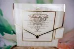 Invitatii nunt cu stripuri margini aurii plic transparent si pietricica 17.5 x 17.5 cm