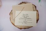 Invitatii nunta cu plic crem si text auriu 21.5 x 15 cm