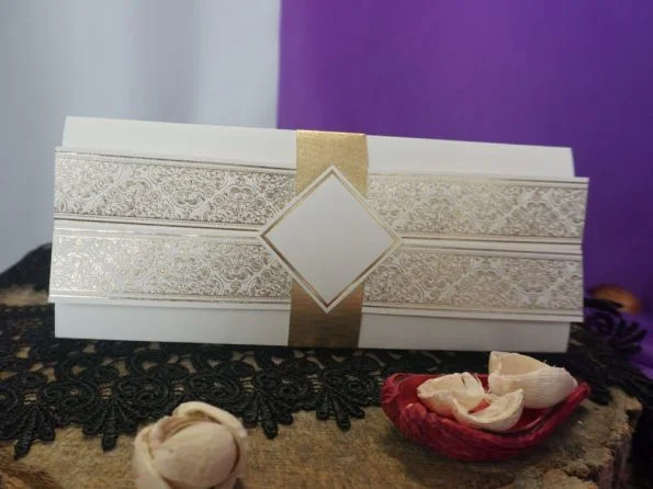 Invitatii nunta model si banda aurie 22 x 9.5 cm