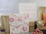 Invitatii nunta trandafiri roz si fundita 15 x 15 cm