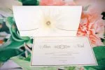 Invitatii nunta aurii cu straluciri si text personalizat 26.6 x 13.7 cm
