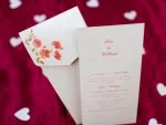 Invitatii nunta crem flori fucsia 20 x 10 cm