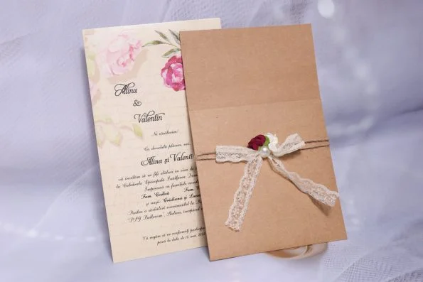 Invitatii nunta trandafiri roz si perla 20.8 x 13 cm