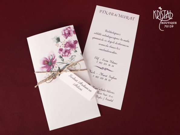 Invitatii nunta cu model floral si accesorizat cu un snur 22 x 10.5 cm