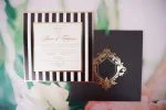 Invitatii nunta linii albe negre chenar auriu 17.8 x 17.8 cm