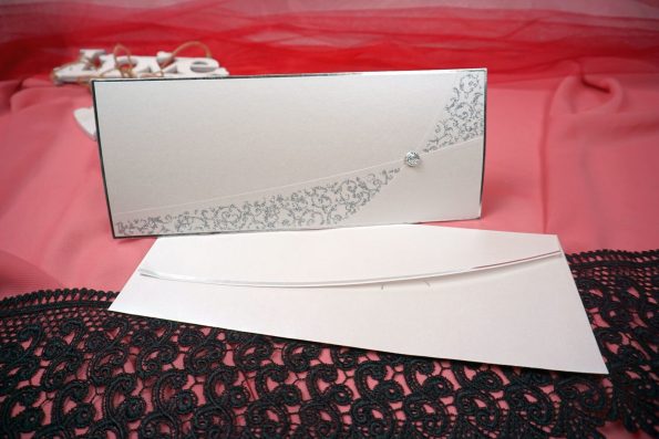 Invitatii nunta carton gros cu margini si frunze argintii 11 x 26.5 cm