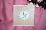 Invitatii nunta crem carton lucios cu striatii model cu flori 15.5 x 15.5 cm