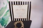 Invitatii nunta linii albe negre chenar auriu 17.8 x 17.8 cm