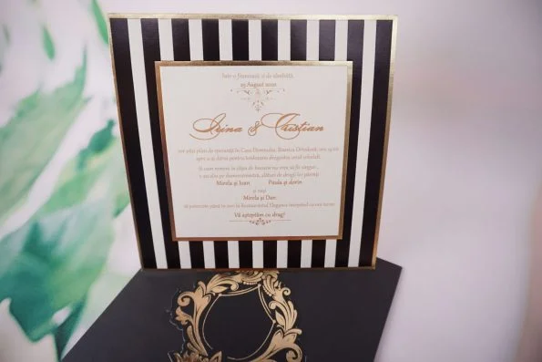 Invitatii nunta linii albe negre chenar auriu 17.8 x 17.8 cm