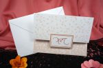Invitatii nunta albe carton mat cu model in relief si un decupaj 13.5 x 19 cm