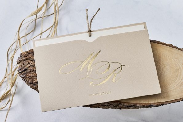 Invitatii nunta cu plic crem si text auriu 21.5 x 15 cm