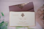 Invitatii nunta carton mat cu striatii si model auriu 23.5 x 13.8 cm