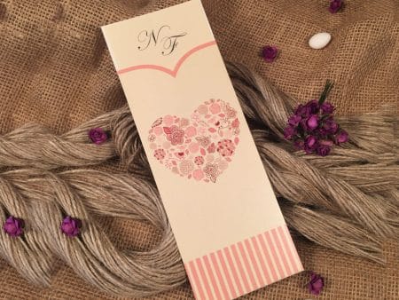 Invitatii nunta crem model cu flori in forma de inimioara 7.7 x 21.5 cm