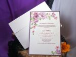 Invitatii nunta albe accesorizate cu panglica si perla 15 x 15 cm